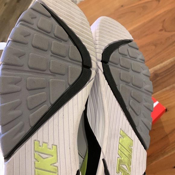 ✈️ Used like new Mens Air cross Trainer 3 Low - Picture 10 of 12